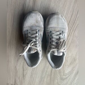 Women’s Brooks Gym Shoes, size 6 🤍